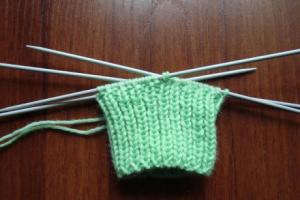 Tricotamos botas para recém-nascidos com agulhas de tricô