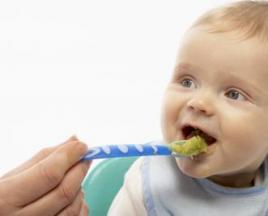 아기는 언제 소금을 먹을 수 있나요?